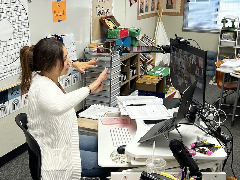 teacher holding up fingers to teach math online